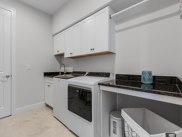Luxurious Waterfront Retreat - 4 Bedroom Vacation Rental in Cape Coral